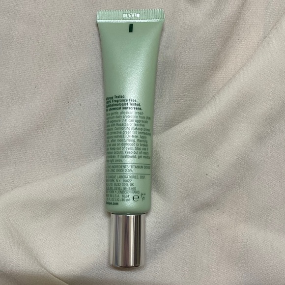 CLINIQUE Redness solutions Base SPF 15 - Picture 3 of 5